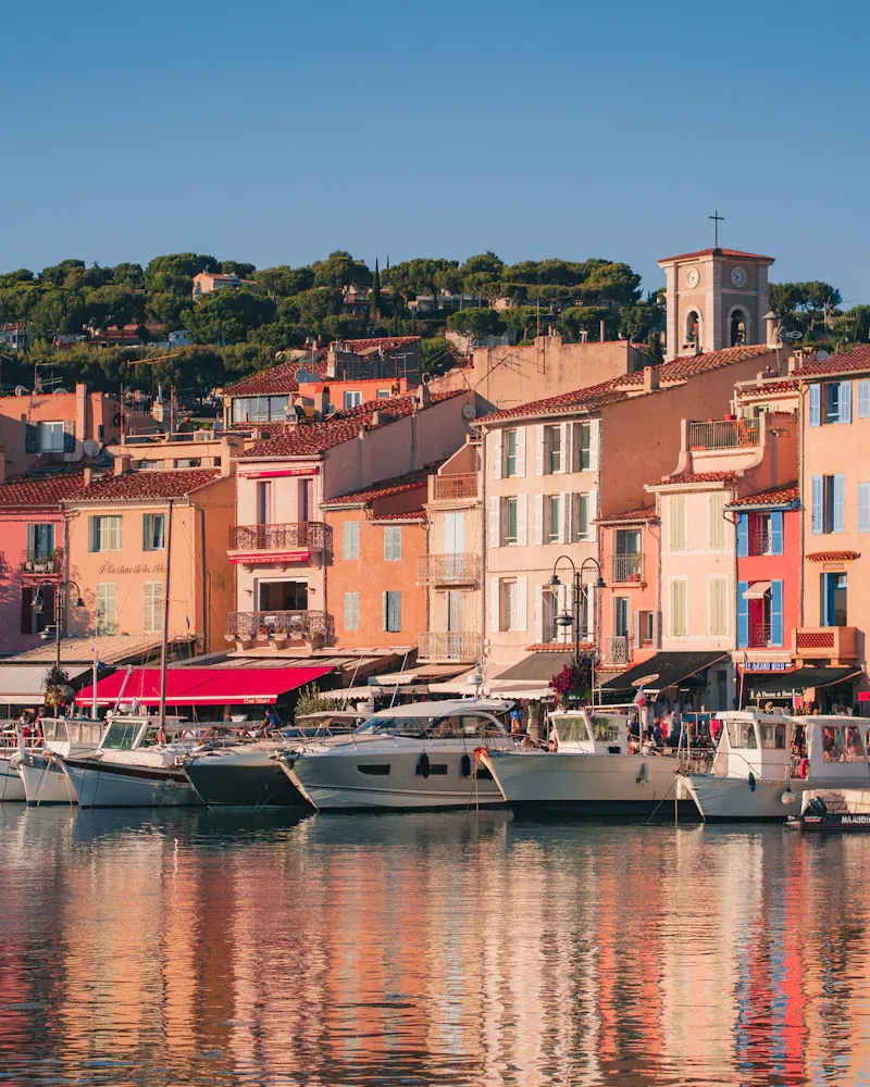 Le port de Cassis, ses bateaux et ses façades colorées