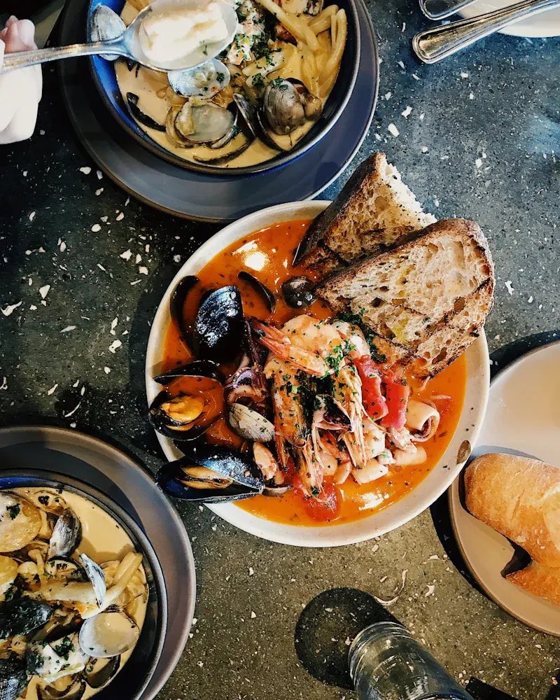 Une soupe de poissons aux moules et au pain grillé
